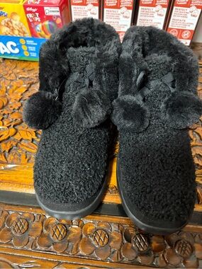 Cozy Pom-Pom Sherpa Women’s Slippers - Black TOMS never used